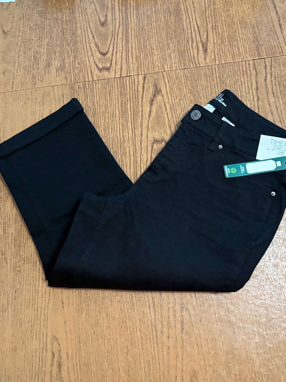 Time and Tru Women’s Black Capri Jeans